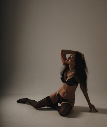 Страстная и опытная дама с огненными глазами ждет в гости. Я знаю, как сделать твою ночь незабываемой и яркой. Позволь мне побаловать тебя! 6562, 23 года